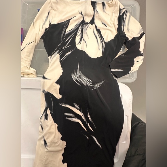 Ralph Lauren side pleated midi dress size
8 -black and creamy white - Picture 2 of 9